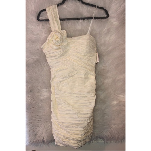 David’s Bridal city triangles one shoulder dress - Picture 2 of 7